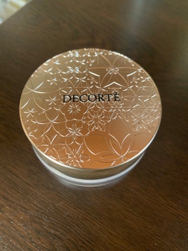 ★DECORTE  フェイスパウダー10★

✨️軽いつけ心地で透明感あふれるふんわりフォギー肌へ✨️

✅シルクのような軽くなめらかタッチで、しっとり肌に溶け込む

✅毛穴をふんわりカバー。素肌そのも