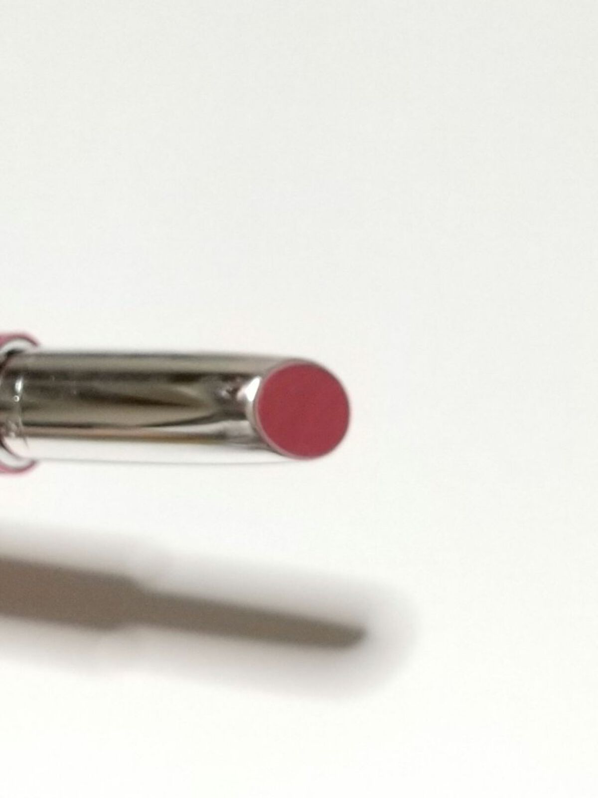 REVLON キス メルティング シャイン リップスティックのクチコミ「カチカチ押して出すリップ😘

レブロン　
キス　メルティングシャインリップスティック
007　.....」（2枚目）