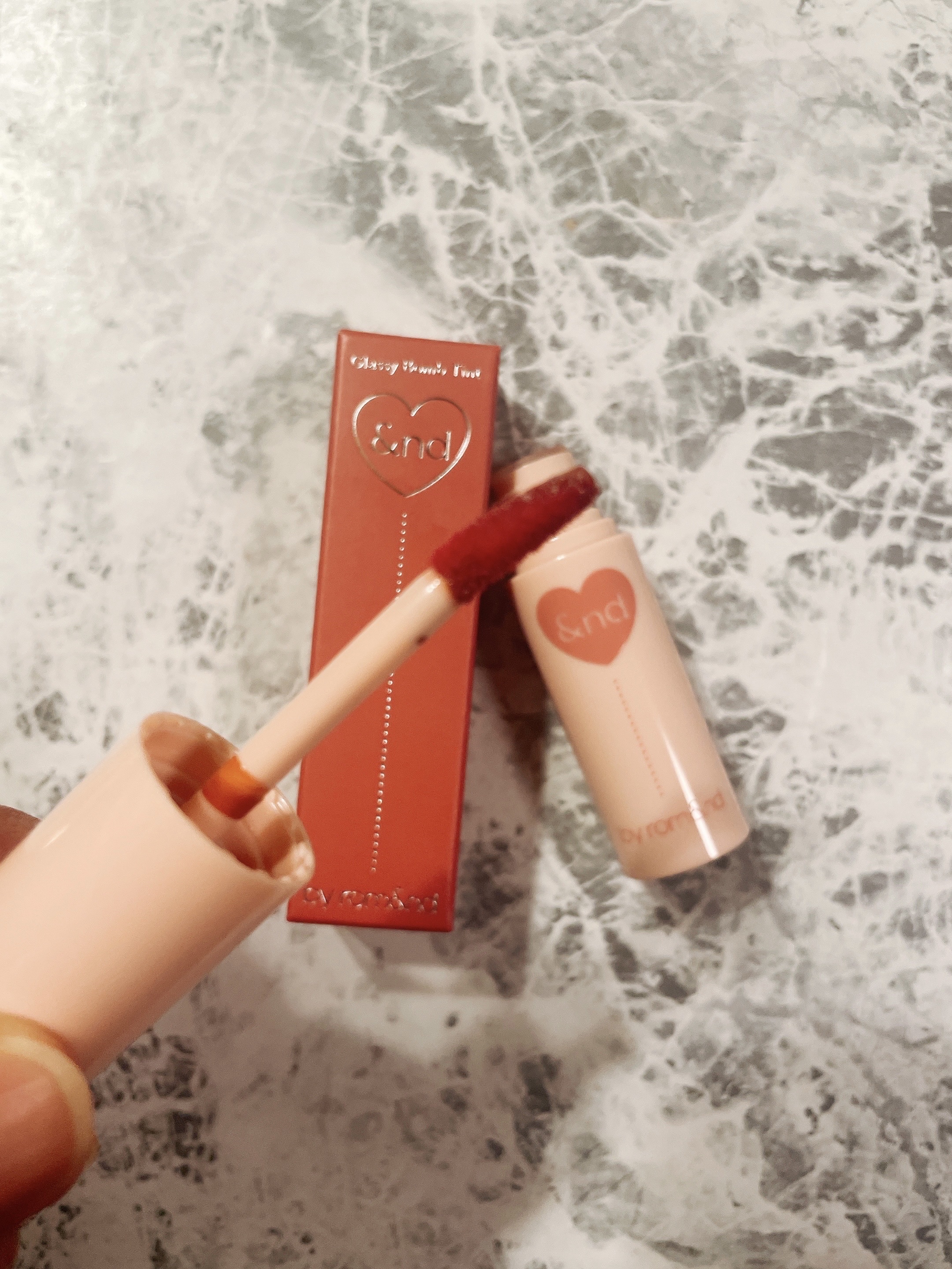 アンドバイロムアンド　グラッシーボムティント VD02 Choco bomb/&nd by rom&nd/リップティントを使ったクチコミ（2枚目）