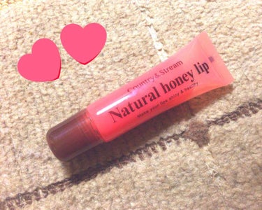 natural honey lipのプランパータイプのものを購入してみました。乾燥が気になるので試しに買ってみました。


使ってみて⋯
色は薄いピンク色って感じです。
どんなリップにも合わせやすいと思