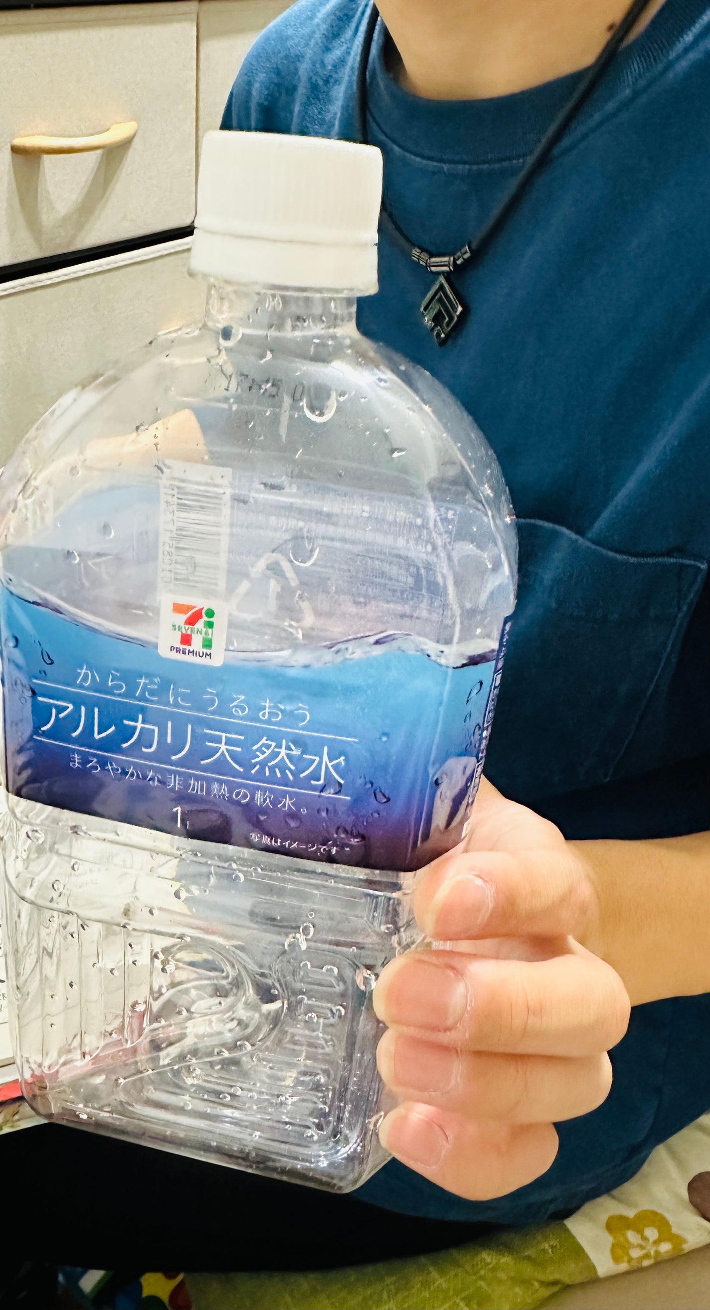 しんちゃん on LIPS 「セブンイレブンからだにうるおうアルカリ天然水良質の温泉地帯とし..」(1枚目)