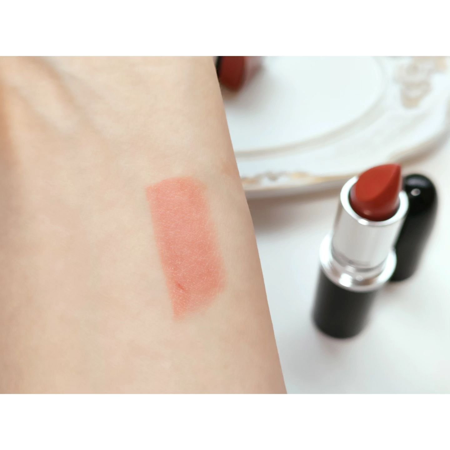 ラスターガラス リップスティック ハグ ミー(※既存色リニューアル)/M・A・C/口紅を使ったクチコミ（3枚目）