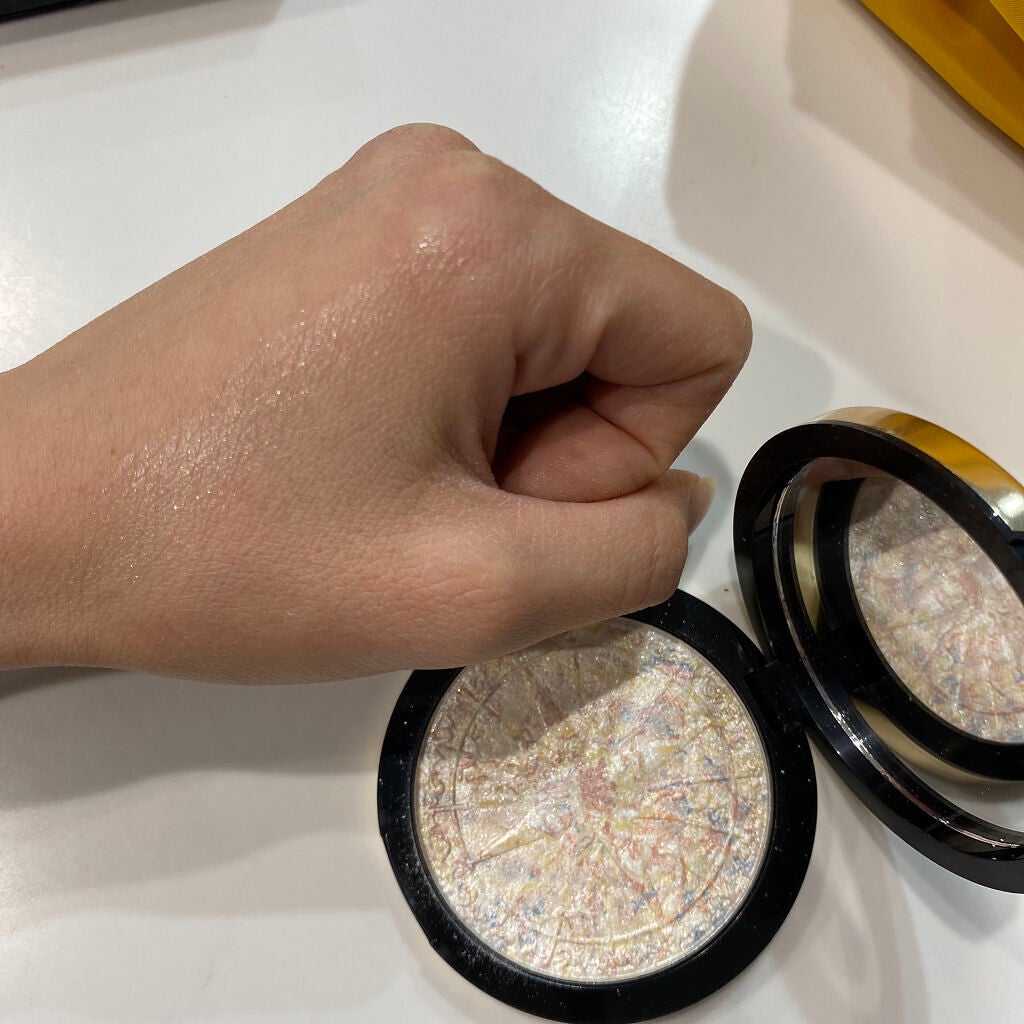 ZEESEA 顔がキラキラ オーロラ系ハイライト/ZEESEA/パウダーハイライトを使ったクチコミ(2枚目)