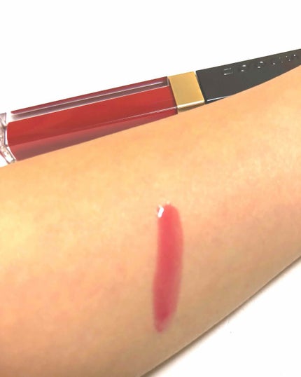 SUQQU フロウレス リップ グロスのクチコミ「08 赤蜜
透明感がありながら
きちんと発色してくれます。
スパチュラが細く、適度な量を出.....」(3枚目)