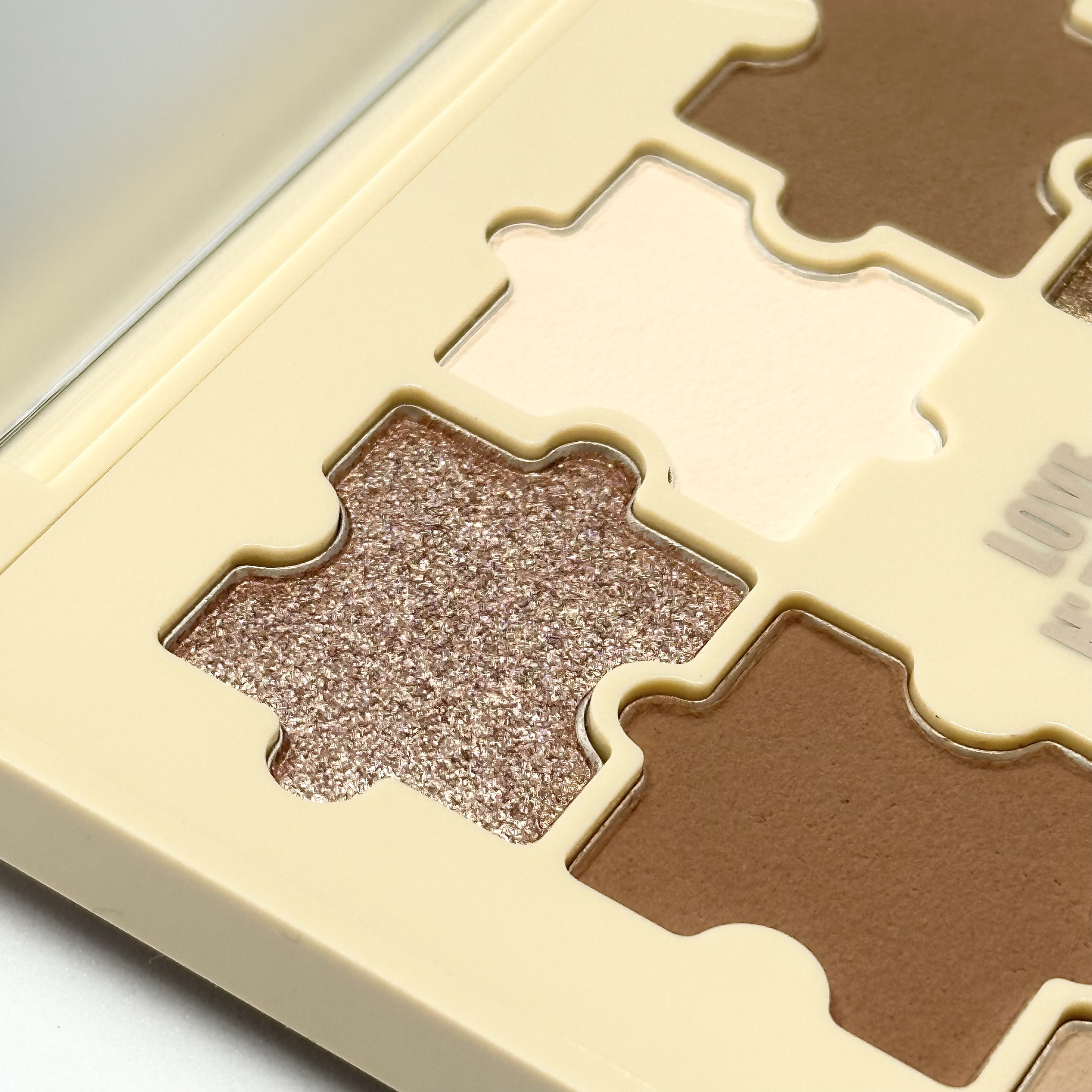 ザジー ジグソーアイシャドウパレット ラブ アンド トープ(Love N' Taupe)/SHEGLAM/アイシャドウパレットを使ったクチコミ（2枚目）