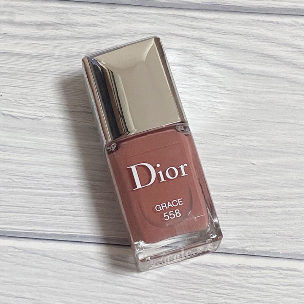 ワンカラーネイルのネイルデザイン】ディオール ヴェルニ｜Diorの