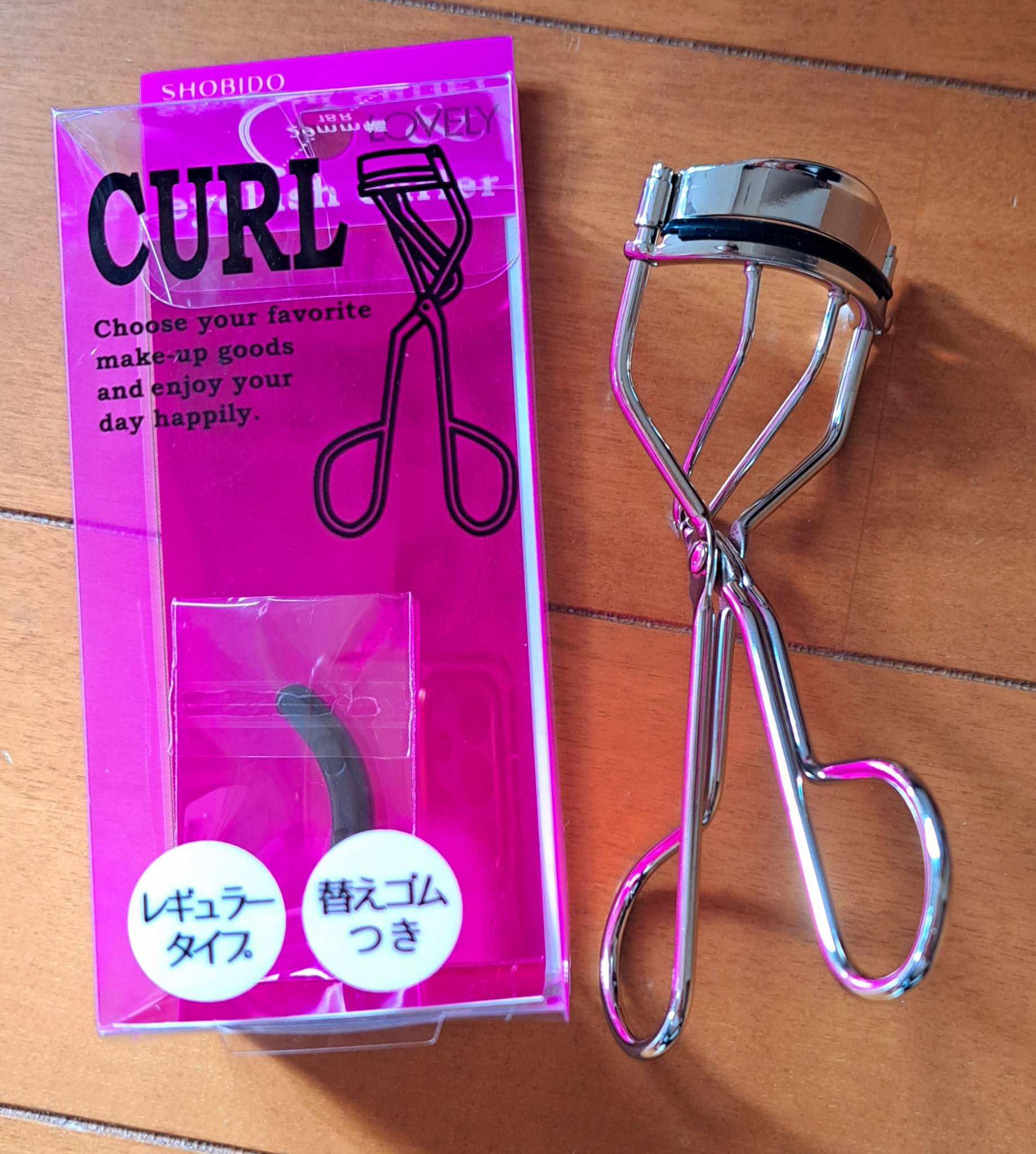 SHOBIDO アイラッシュカーラー

ヨドバシ.comで購入しました。
とても軽いので持ち運び用として使っています。持ち運んでいるとたまにゴム部分が外れてしまう時がありそこだけ残念な点ですがお手頃なお値段なのでこだわりがなければ愛用できる