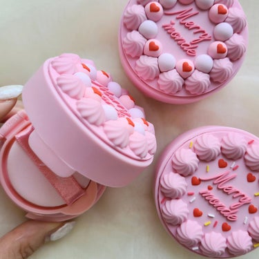 Merry monde
【ハッピーユアデークッションファンデーション】全3色

バースデーケーキのようなデザインが目を引く、愛らしいクッションファンデーションです🎂箱もしっかりケーキの箱みたいになってい