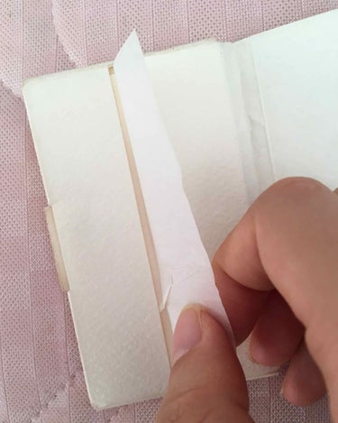 DAISO シルクタッチあぶらとり紙のクチコミ「おはようございます。
今日ご紹介いたしますのは、ダイソーのあぶらとり紙 絹 silkです。
近.....」（2枚目）
