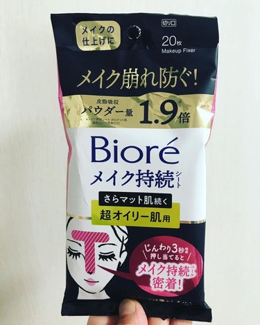 #ビオレ #biore #メイク持続シート ＜#さらマット肌続く＞#超オイリー肌用
#メイク の#仕上げ に。#シート でじんわり押しあてると、さらっと#マット なメイク肌が持続。
「メイク持続ベール*」が肌の上に密着。#ファンデ の#毛穴 落ちなどの#メイク崩れ を防ぎます。*皮脂吸着パウダー
#キレイ なメイクを落とさず使えます。朝のメイクの仕上げ・日中#お直し 後の仕上げに。日中#メイク崩れ が気になる時に。
#すっきり した使い心地の#ウエット タイプシート。
皮脂吸収パウダー量、1.9倍*の超オイリー肌用。　*メイク持続シート さらマット肌通常品比（１枚あたり）
※乾燥が気になる方にはおすすめしません。
 🔹🔹🔹🔹🔹
ビオレ メイク持続シートは、メイクの仕上げや日中の#メイク直し の後の仕上げに使う#ウェットシート で、
通常の＜さらマット肌続く＞タイプと、＜#うるピタ肌続く＞タイプがあります。
また、私が使用している ＜さらマット肌続く＞超オイリー肌用は、#マツモトキヨシ と#ココカラファイン #限定#発売 のタイプで、
メイク持続シート さらマット肌の通常品と比べて、皮脂吸収パウダー量が1.9倍の超オイリー肌用です。
 
メイク持続シート＜さらマット肌続く＞は紺色のパッケージで30枚入りです。
メイク持続シート＜さらマット肌続く＞超オイリー肌用は、黒色のパッケージで20枚入りです。
 
使用するタイミングは、メイクの仕上げの時で、Tゾーン等に3～5秒、じんわり数回押し当てるように使います。
シートの液をしっかり肌になじませることがポイントで、こすらなげればメイクが落ちることはありません。
液が肌にしっかりとあじむと、肌の上にメイク持続ベール＊が 密着し、さらっとマットなメイク肌が持続するそうです。
*皮脂吸着パウダー
 
メイク持続シートは、手のひらから少しはみ出すようなサイズのウェットタイプのシートで、2～4つ折りして使用します。
Tゾーンなど、メイクが崩れやすい場所に、じんわり押し当てると、ひんやりとして、液が肌になじみます。
使用後のお肌は、さらっとしていて、マットな仕上がりになります。
超オイリー肌用ですが、意外としっとりとした使い心地に感じました。
使用後のお肌を手でさわると、#パウダー をのせたような、#さらり とした使い心地です。
 
暑い#夏 や#湿気 の多い季節にも#活躍 しそうな#シート だと思います。
持ち運びがしやすいところも、使いやすくて#便利 です。
 
#ビオレ　#メイク持続シート　#超オイリー肌用　#PR
花王株式会社からの提供
 
の画像 その0