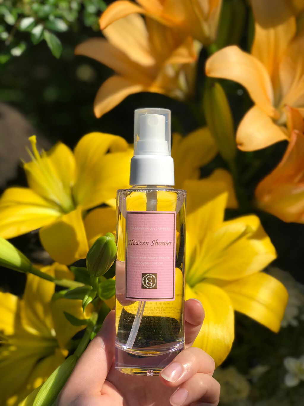 ブースター導入美容水を初めて使ってみました。

以前、ヘヴンジェル(クレンジングジェル)を使って、
とっても良かったので、今回も期待して使いました。

朝夜の洗顔後に手のひらに5プッシュして、肌にしっかりと
馴染ませるだけで、肌