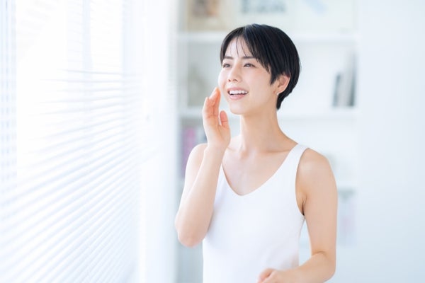 窓の前に立つ女性
