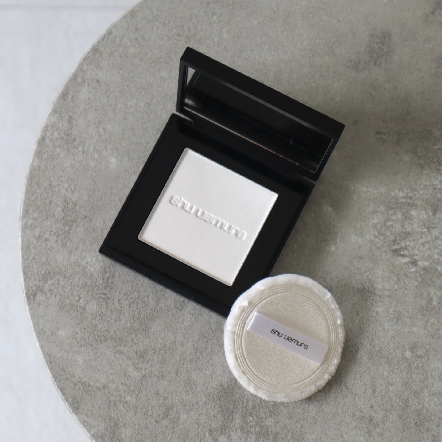 shu uemura プレストパウダー シュウ ウエムラ / アンリミテッド インビジブル パウダーの公式