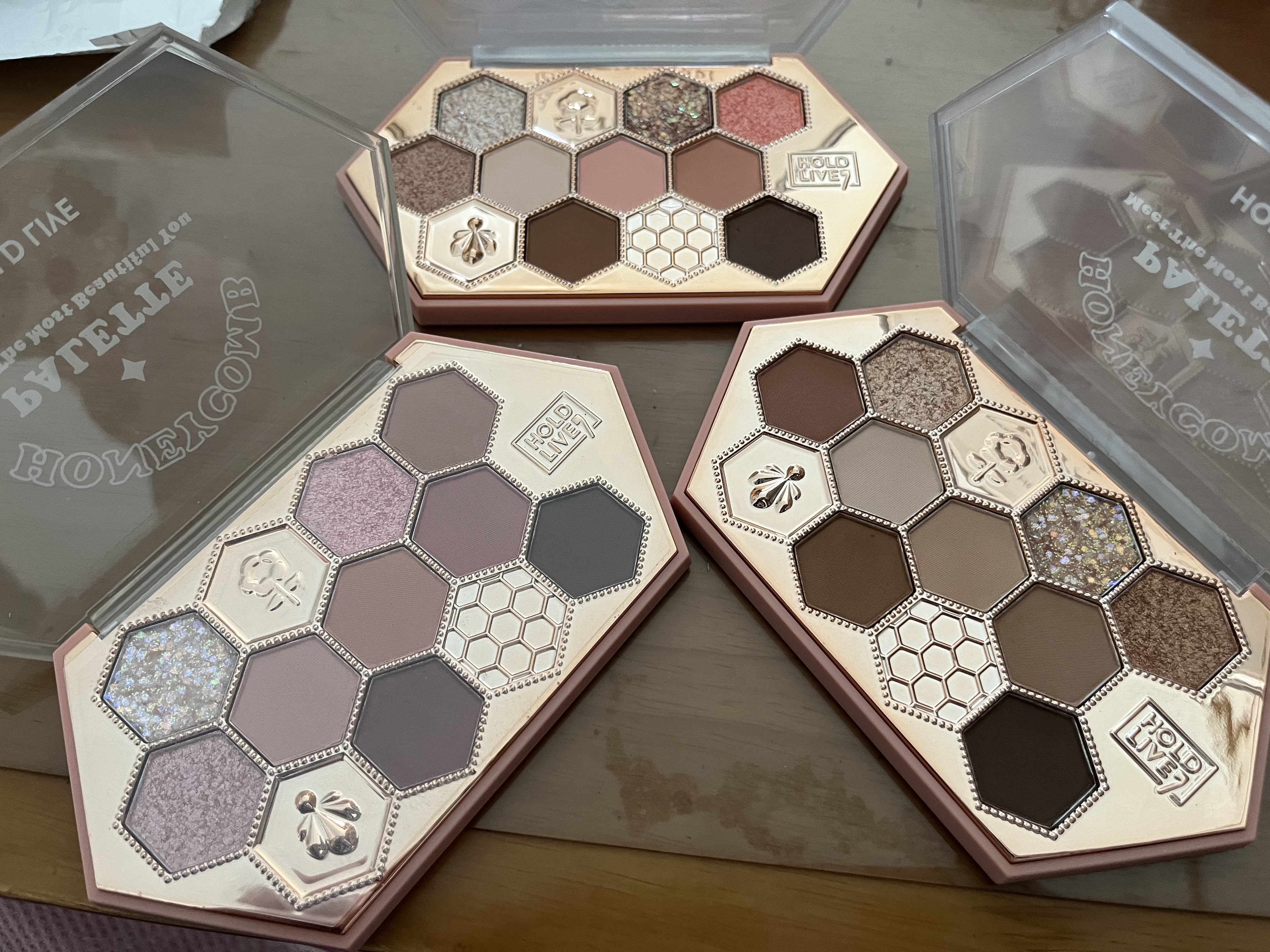 中国コスメかな？
蜂の巣が可愛いので買ってみたら発色もラメも超綺麗だったよ(*´∀`*)
#はじめての投稿