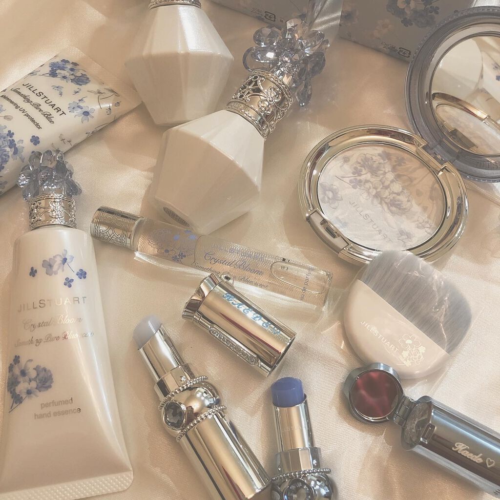 時差投稿⏰

超楽しみにしてたサムシングブルーのコレクション💠
2021年は全種類コンプしました💙💙💙

まず全部香りはサムシングブルーの香り🍃💎
JILLSTUARTはどれも女子力高めの男ウケ良い香りするけど(笑)私はどんな香