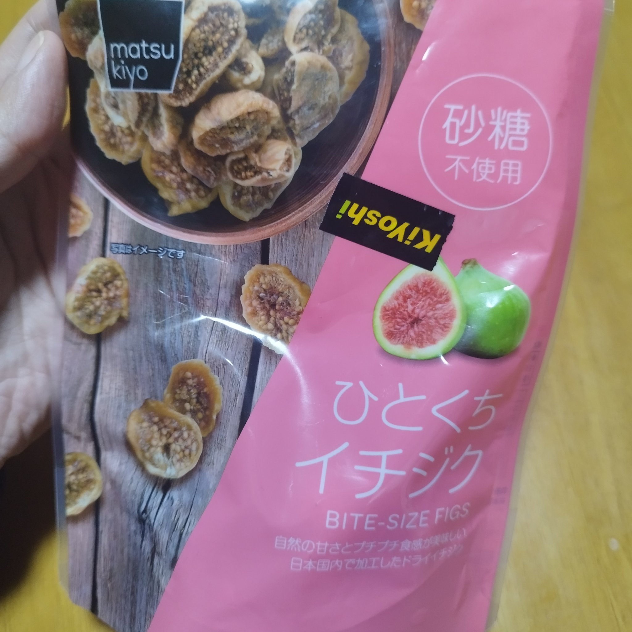 \ 最近のおやつ🕒 /

美容の為というよりは好きなので食べてます♥️

ひとくちイチジク／matsukiyo

砂糖不使用で低カロリーです🚫🤚🏻

自然の甘さとプチプチ食感が美味しい
日本国内で加工したドライイチジク


食べるだ