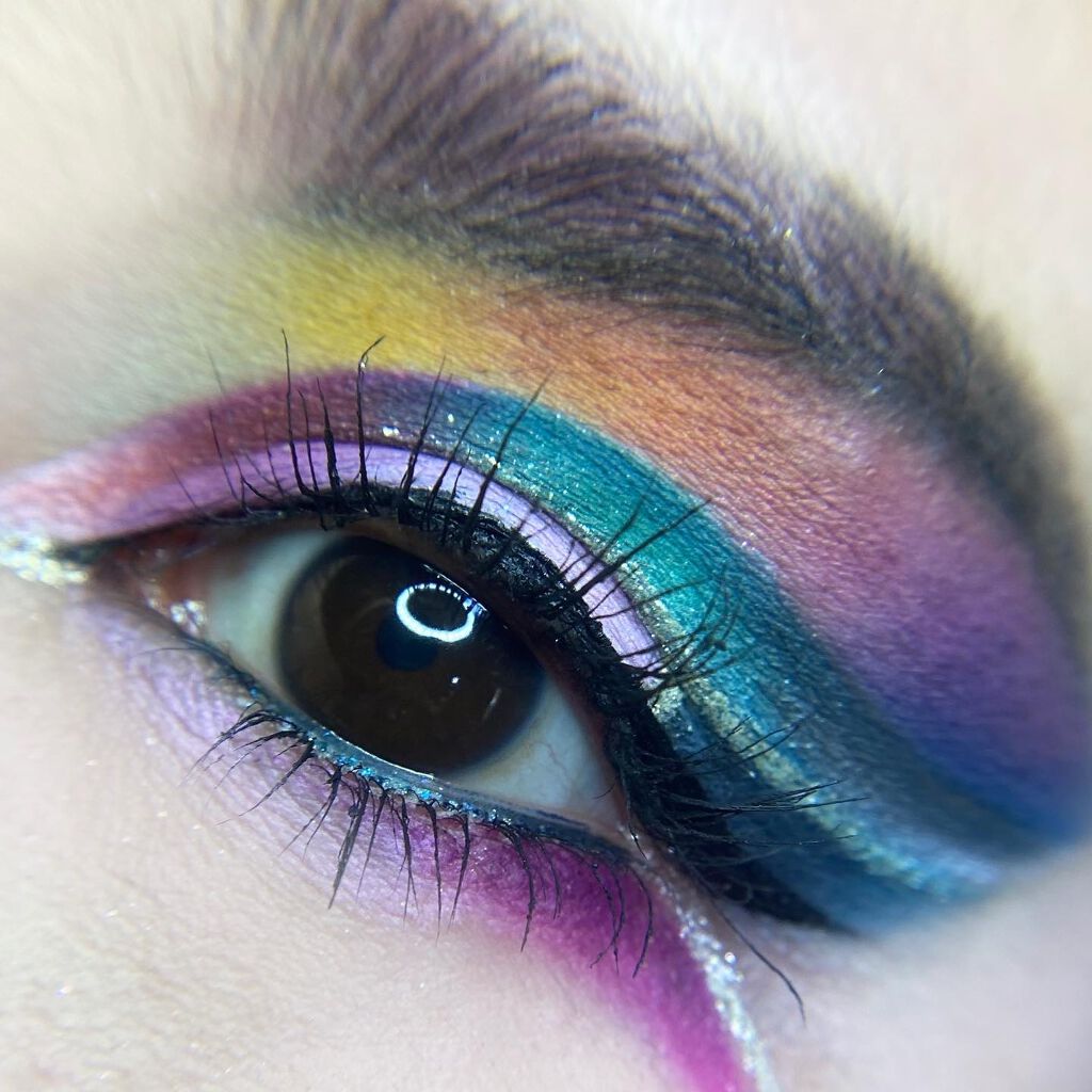 ぴぴ on LIPS 「久しぶりにカラフルメイク💪✨しつこく目のせてごめん🤣🤣🤣手..」(5枚目)