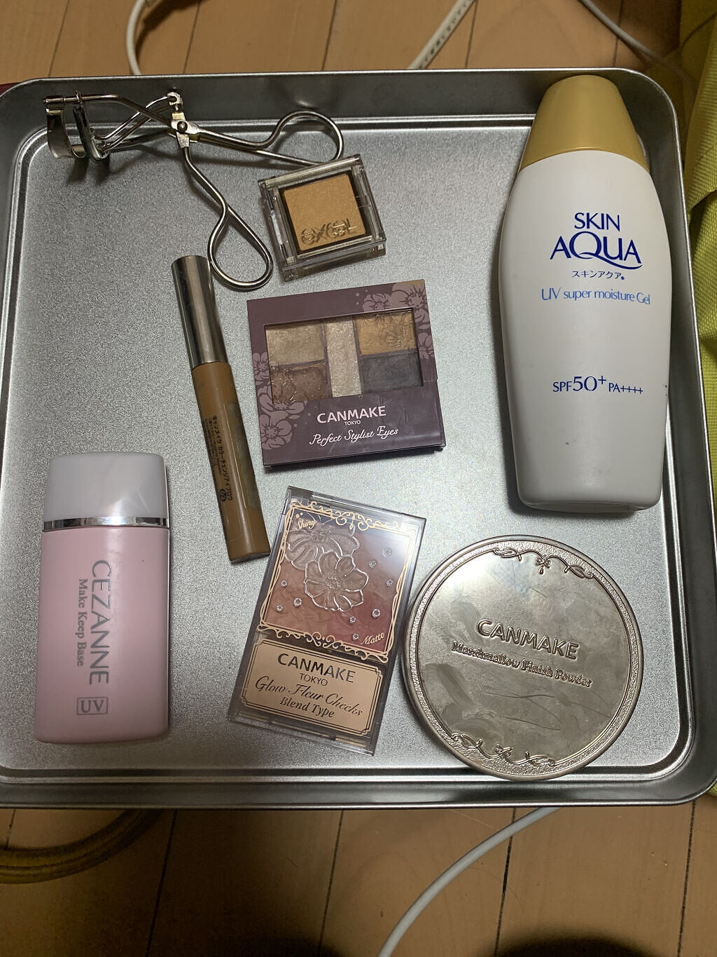 こちらの写真のメイクを使った仕事メイクを紹介します

まずはスキンアクアスーパーモイスチャージェル110gを日焼け止めとして顔に塗る
違う日焼け止めでもオッケ

その次CEZANNE皮脂テカリ防止下地ピンクベージュを下地として塗る
違う下地