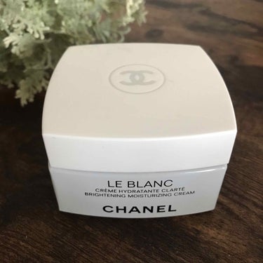 CHANEL LE BLAN Cream

■医薬部外品の薬用クリーム
■潤ってもっちりとした肌に
■クリームだけど、ジェルのようで、馴染みがいい


朝のメイク前にローションと併用してます
上品で爽や