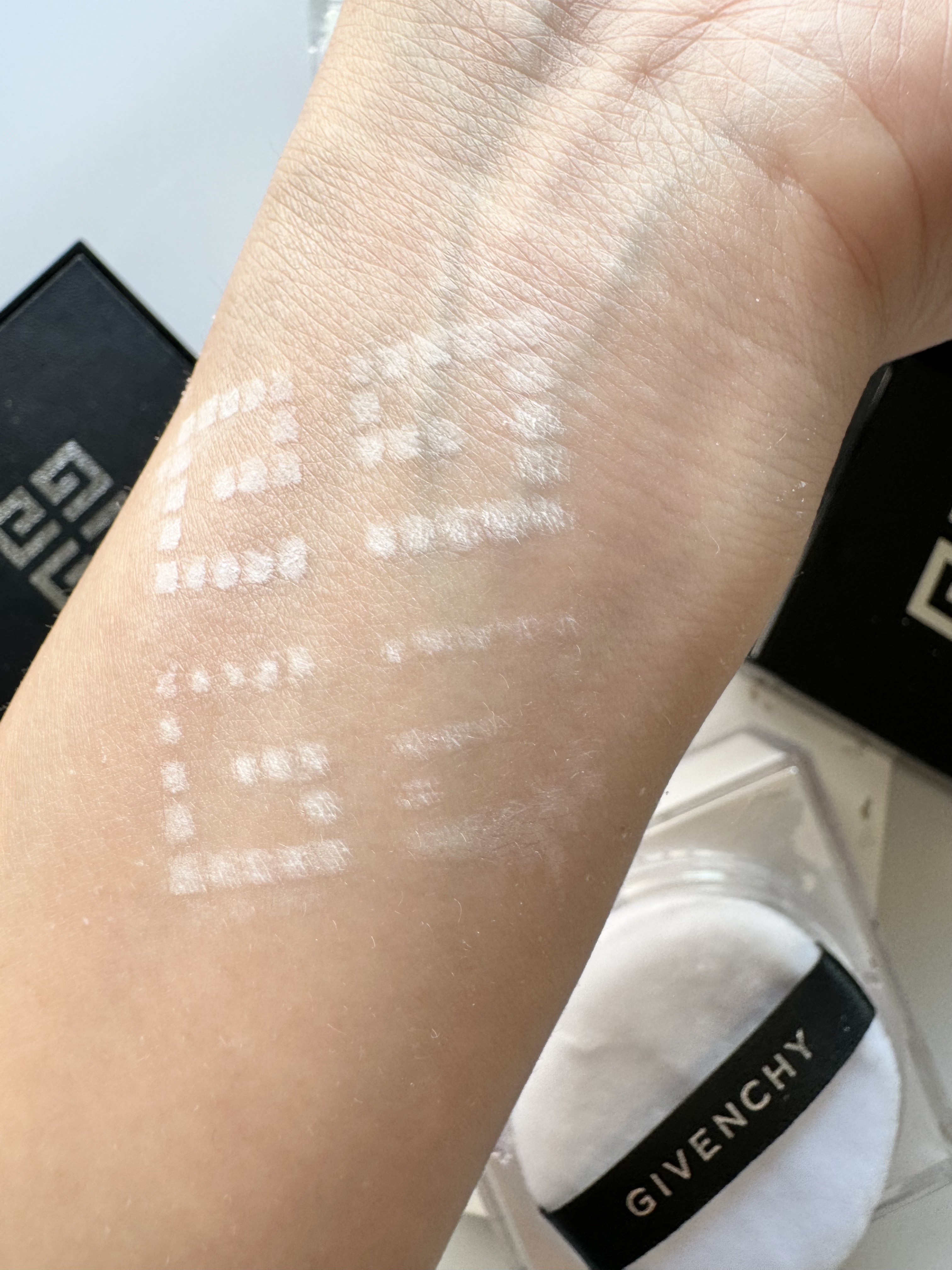 プリズム・リーブル/GIVENCHY/ルースパウダーを使ったクチコミ（3枚目）