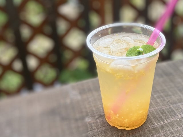 ストローの刺さったドリンク