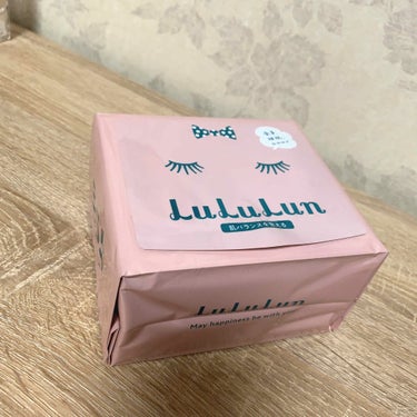 LuLuLun
フェイスパック

ピンク　　
バランスうるおいタイプ    36枚　　¥1,650

白　　
さっぱり透明感タイプ   32枚   ¥1,760

青　　
もっちり高保湿タイプ   32