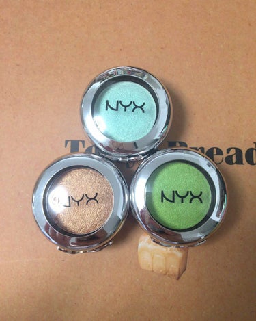 NYX プリズマシャドウ
1.24g
700円+税

購入品は小分けタイプ、商品詳細の画像はリフィルの方、値段はリフィルタイプの方が安い、色数が違う、公式サイト通販より店舗の方が商品数が多い、東急プラザ