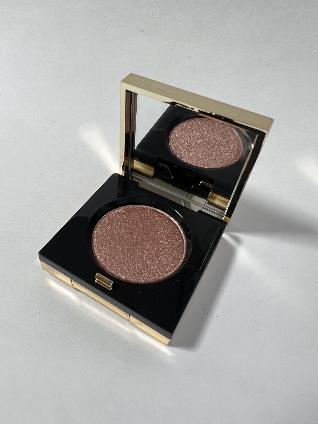 リュクスアイシャドウ 01 ギルディッドローズ(フォイル)/BOBBI BROWN/単色アイシャドウを使ったクチコミ（1枚目）