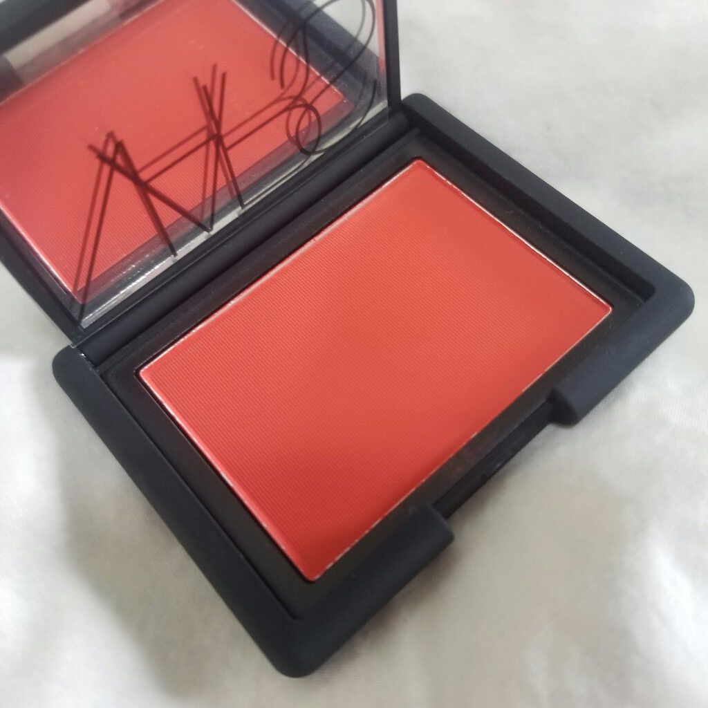 
◎NARS
　→BLUSH (¥4,950)
　　EXHIBIT A 4015Ｎ

--------------->

しっかりプレストされたサラッとしたパウダー！
ピタッと密着して落ちにくいです◎
試しに指に取った時も、指についた色を拭