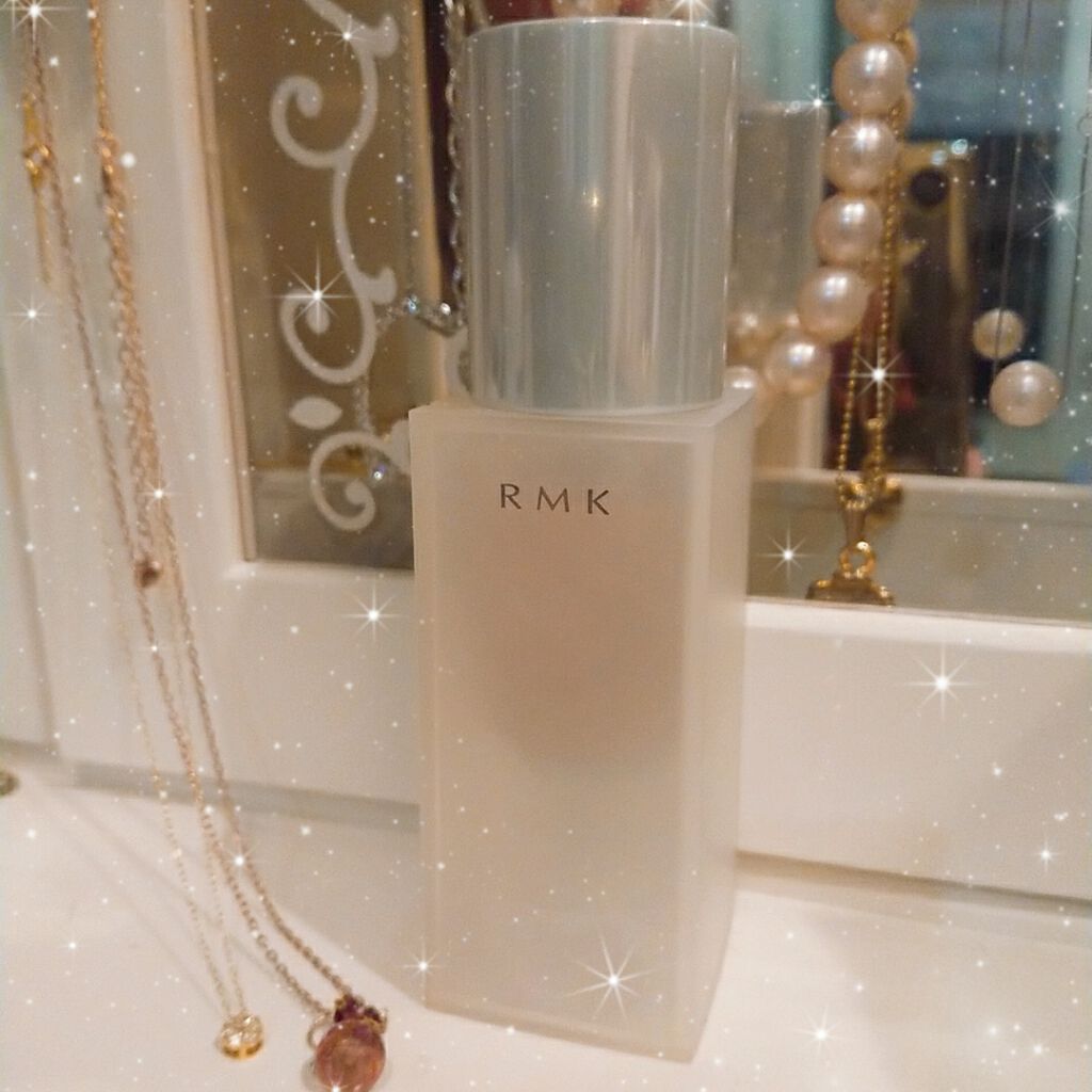 RMKの紹介が続いてます！

RMK ジェルクリーミィファンデーション 103

一年通して使ってるファンデーションです。
1プッシュして手の甲にのせ、少しずつ取りながらパフで叩き込ませると毛穴もなくなるしツヤも出るし崩れにくくなります。

