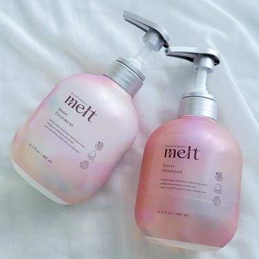 ...♡
.

melt 
モイストシャンプー・トリートメント

髪表面と内側を同時に集中補修するハイブリッドリペア処方で、瑞々しくやわらかいとろけるようなツヤ髪へ。

リペアシールド成分*1が髪表面に