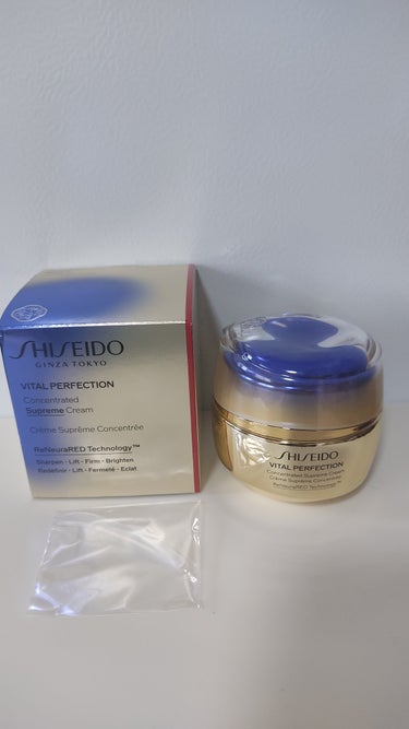 SHISEIDO バイタルパーフェクション シュプリームクリーム コンセントレートのクチコミ「厚みのあるテクスチャーですが実際に肌につけてみると伸びが良く使いやすくて、リラックスできる香り.....」（1枚目）