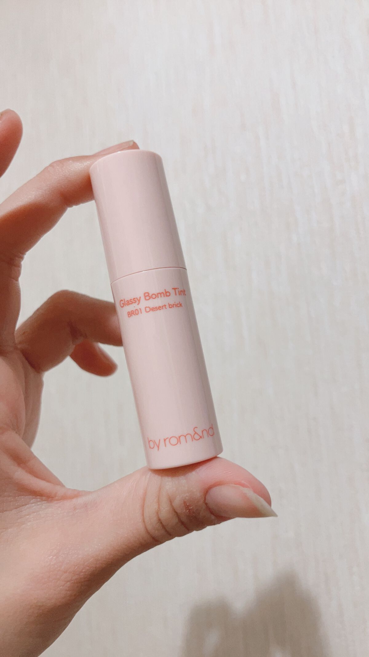 アンドバイロムアンド　グラッシーボムティント BR01 デザートブリック/&nd by rom&nd/リップティントを使ったクチコミ（2枚目）