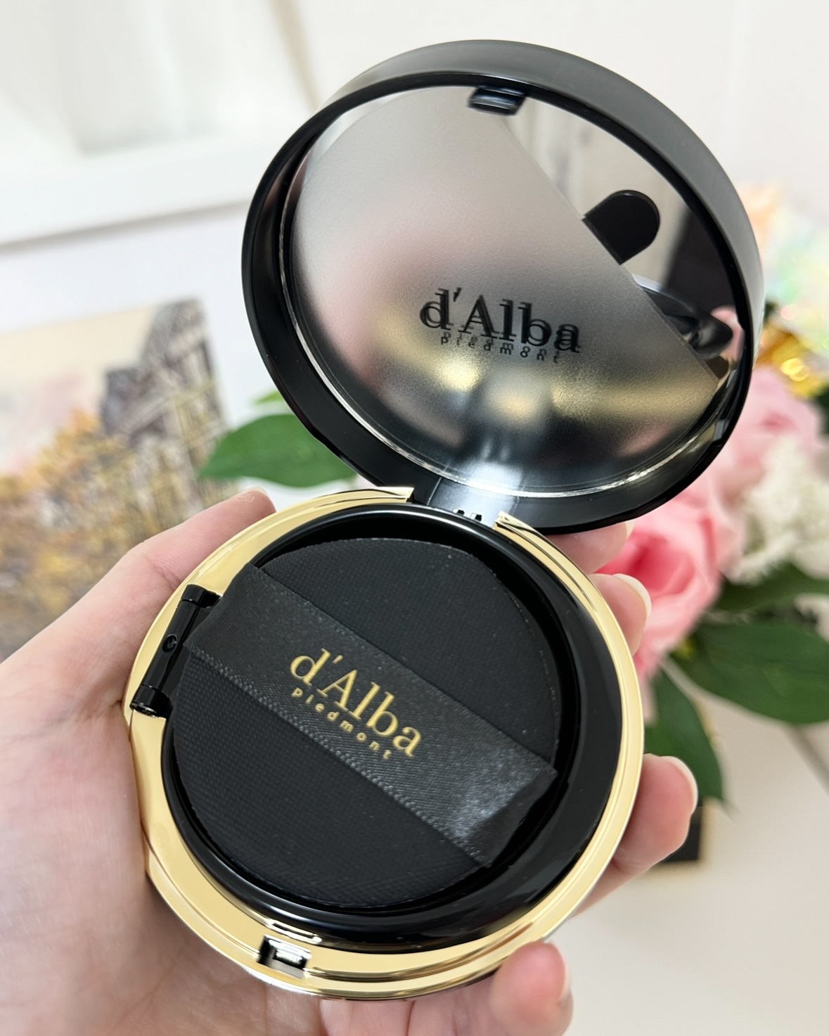 日中の肌、乾燥やくすみが気になりませんか？そんな方にぜひおすすめしたいのが、@dalba_japan さんのグロウフィットセラムカバークッションです✨

このクッションファンデーションは、なんと61％もの水分エッセンスを配合。スキンケア直後