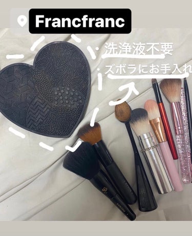 ズボラにメイクブラシ洗える💄

私はフランフランのセールで購入してなんと150円でした！！！

手のひらくらいのサイズ感でお風呂の壁や洗面台にくっついてくれます☺️

かなりのめんどくさがりでメイクブラ