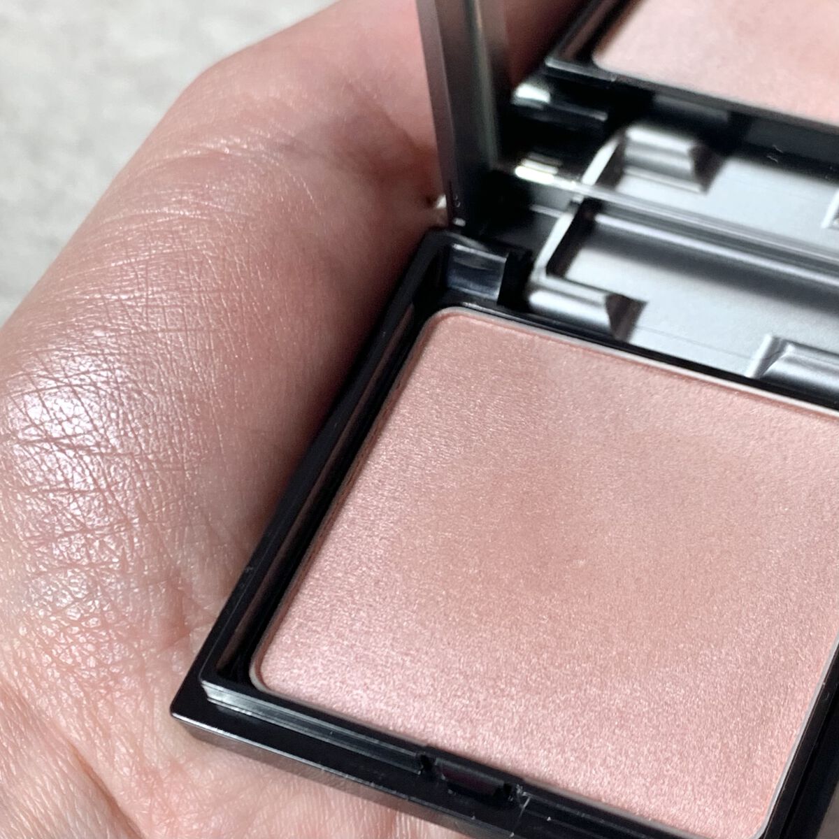 &be ルミナイジングパウダー ローズグロウ/＆be/パウダーハイライトを使ったクチコミ（3枚目）