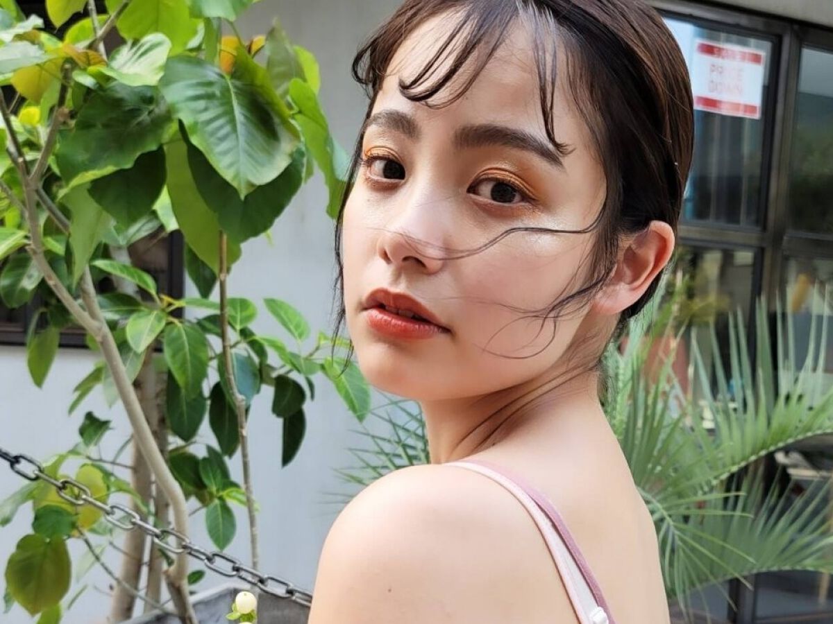 ヘアクリップの留め方・使い方を解説!簡単アレンジ13選【髪が多い方向けのスタイルも】のサムネイル