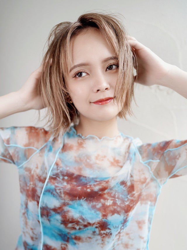 シースルーのブラウスを着た女性