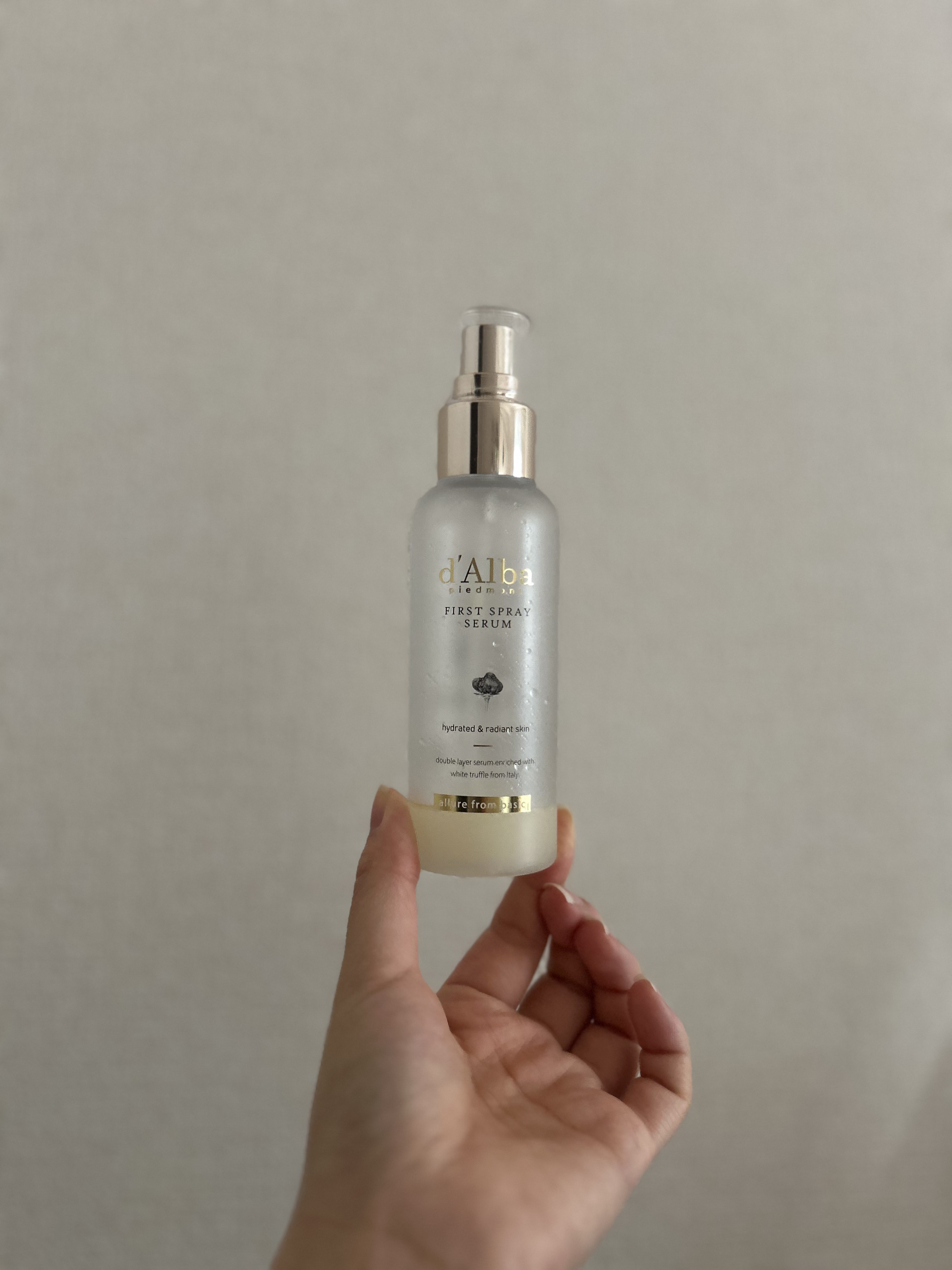 こんにちは！お久しぶりですさやかです！
今回紹介するのは、

✂ーーーーーーーーーーーーーーーーーーーー
ダルバ ホワイトトリュフファーストスプレーセラム
税込 2,700円
────────────
この商品は、ほぼ使い切ったコスメ＆リピ