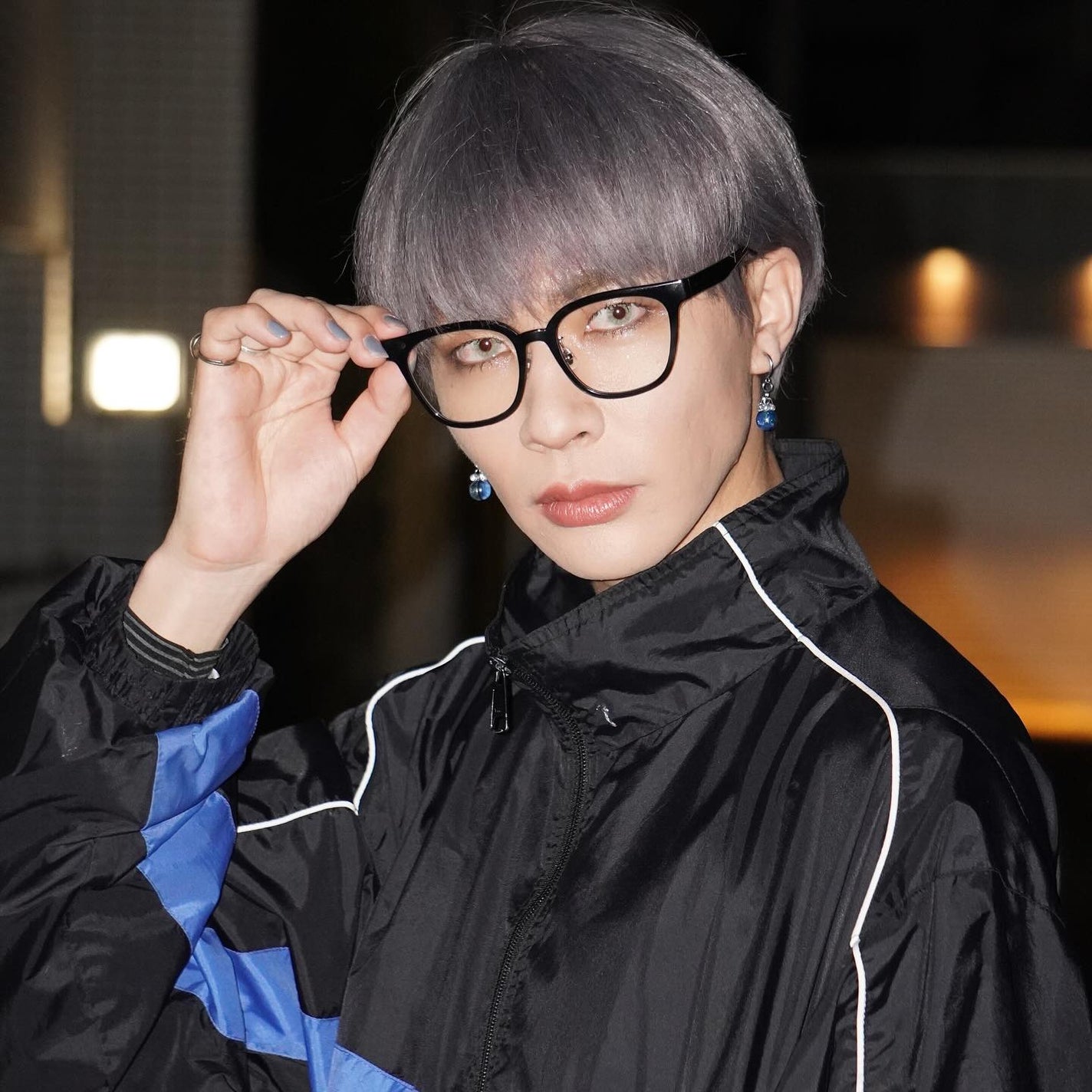 西村健太 on LIPS 「久々のストレートシルバーウィッグ🩶黒縁メガネ合わせるのなかなか..」(4枚目)