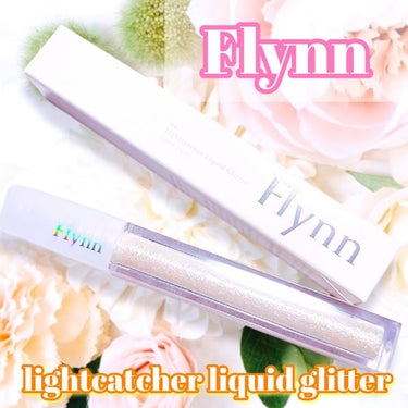 Flynnのライトキャッチャーリキッドグリッター✨
新色のアイボリーライトを愛用しています🙆‍♀️❤️

キラキラのラメやグリッター好きには
たまらない輝きアイテムですね💕⁡
⁡

・優しいアイボリーベースのグリッター
・ミディアムサイズのオパールグリッター
・ミクロサイズのゴールド、ピンク、グリーンパール

60%以上のウォーターベースで作られてるから
乾燥しにくくて落ちにくいんですね！
ぴたっと瞼にフィットしてくれます👀✨⁡
⁡
涙袋にちょんと付けて指で軽く伸ばす、
という使い方が個人的にはしっくりきてて
目がウルっと見えてとても綺麗😍🎶

普段のメイクに少し取り入れるだけで
がらっと雰囲気が変わって華やかになるので
ひとつ持ってると心強いなと思います❤️⁡
⁡

どのカラーも可愛いですよ٩( 'ω' )و 
⁡
⁡
 #ぷくぷく涙袋メーカー 
 #デートメイク 
の画像 その0