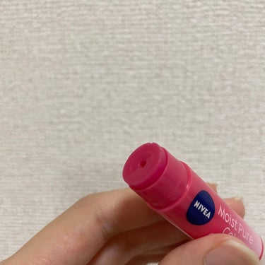 💋肌に優しい楽チンリップ💋

モイストピュアカラーリップ / NIVEA
個人的評価　★★★☆☆

保湿&カラーが一緒にできる製品です！
色味は薄づきですが、マスクにべっとりつきません。鏡がなくともささっと塗れます。

何より肌荒れしないのが◎唇の調子が悪いなぁという時に使用しています！

化粧をガッツリできない時に是非！ 

#乾燥肌にグッバイ の画像 その1