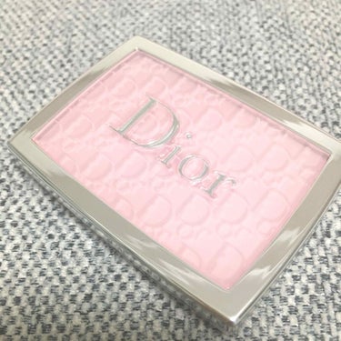 #Dior
#ディオールバックステージ ロージーグロウ

可愛らしいピンクにキラキララメ💓
お顔の水分量で濃さが変わるのですが
薄目のピンクなので使いやすくて
失敗しずらいです( ᵕᴗᵕ )

手の甲に