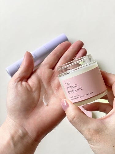 【使ったブランド】THE PUBLIC ORGANIC 
【使った商品】SUPER POSITIVE  (🩷) 
　　　　　　ESSENTIAL OIL CREAMY HAIR BALM
【香り】フランキンセンス、イランイラン
【テクスチャ】体温でスッと溶けるクリーミーバーム
【どんな人におすすめ？】艶が気になる人
【良いところ】髪に塗った後手を洗わないでOK


まずは蓋を開けたらとてもとても良い香り♡
バーム自体はクリーミーな感じですが、
体温でスッと溶けてオイルっぽい質感になり
髪にしっとり馴染みます！
これがオイルインバームかぁ♡という印象。
爪ですくうと取りやすいです。

4枚目に動画載せてます！

ベタつきはなくしっとり艶感がでて
とても使いやすいです。
特に毛先に動きをつけたい時や前髪に良いかも♡

余ったらネイルや指先に塗り込んでます！


#THEPUBLICORGANIC 
#スーパーポジティブ精油クリーミーヘアバーム の画像 その2