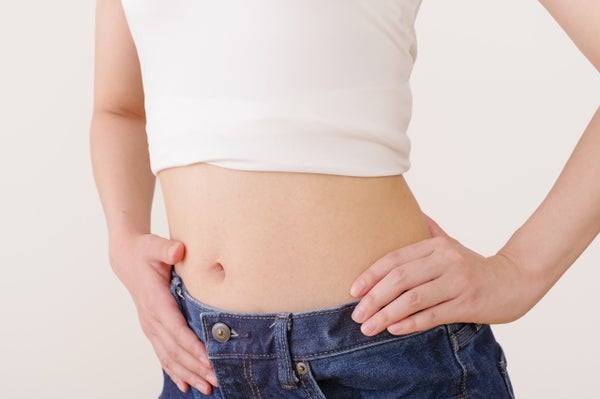 腸内環境が気になる女性のお腹の画像