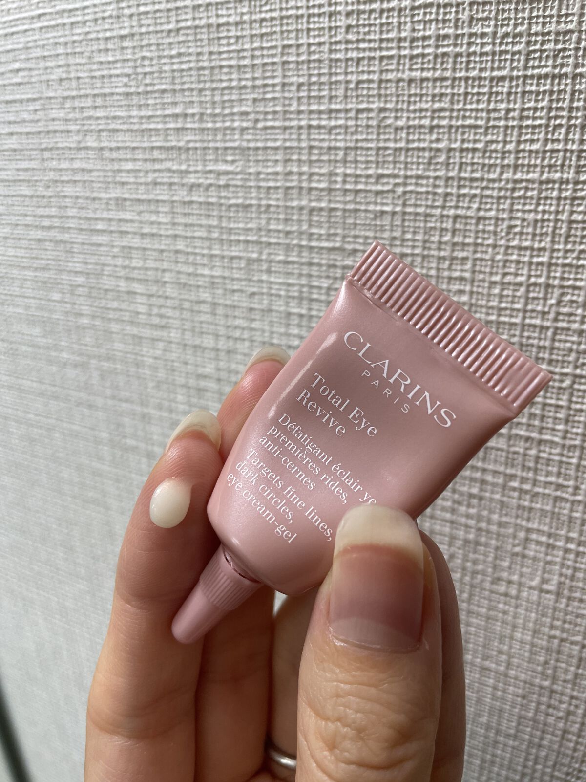 CLARINS トータル アイ ラディアントのクチコミ「はじめの一歩のアイクリーム🐾CLARINS トータル アイ ラディアント🦄💖

公式でも、「フ.....」（2枚目）