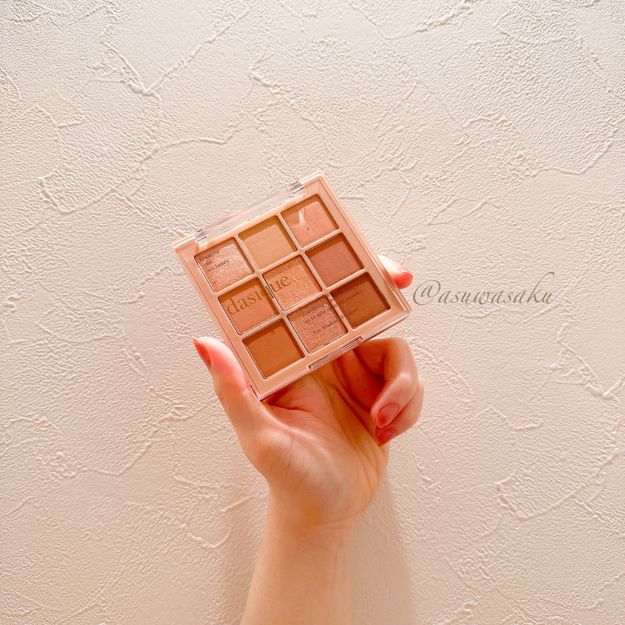 ❁⃘デイジーク

シャドウパレット #05 
サンセットミューリー

コーラル系のアイシャドウパレット𓆸 𓈒𓏸

個人的にデイジークのアイシャドウはグラデーションがしやすくて誰でも簡単に韓国ぽくなれる!

特にこの05サンセットミュー