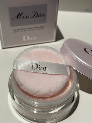 Dior ミス ディオール ブルーミング ボディ パウダーのクチコミ「⭐︎Dior
ミス ディオール ブルーミング ボディパウダー

フワッと優しいローズの香り。
.....」（2枚目）