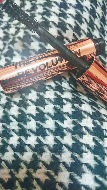 THE MASCARA REVOLUTION
ボリュームアップと塗り心地は◎
ただ落ちやすいので、トップコートは必要です。