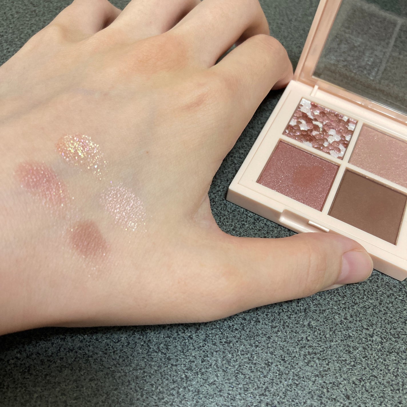 レブロン ダズル アイシャドウ クアッド/REVLON/アイシャドウパレットを使ったクチコミ(4枚目)